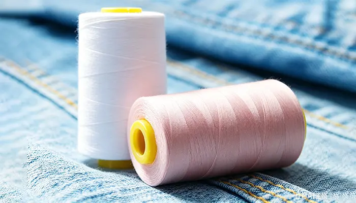 Introduci il filo per cucire per bobina Poly Core Spun ad alte prestazioni Introduci il filo per cucire per bobina Poly Core Spun ad alte prestazioni