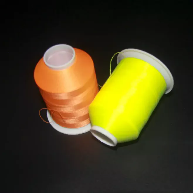 Come funziona il filo che si illumina al buio senza batterie o elettricità? Come funziona il filo che si illumina al buio senza batterie o elettricità?