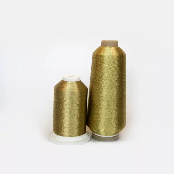 In che modo il filo da ricamo metallizzato crea effetti decorativi premium?